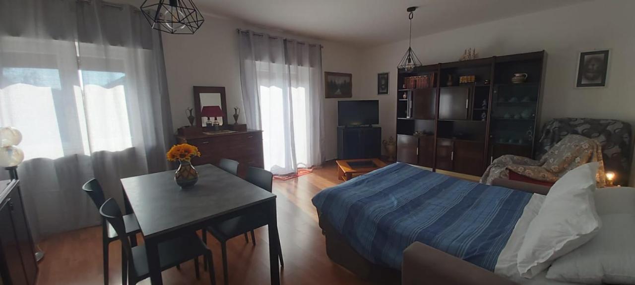 Appartamento Heidi In Centro Storico Lazise Exterior foto