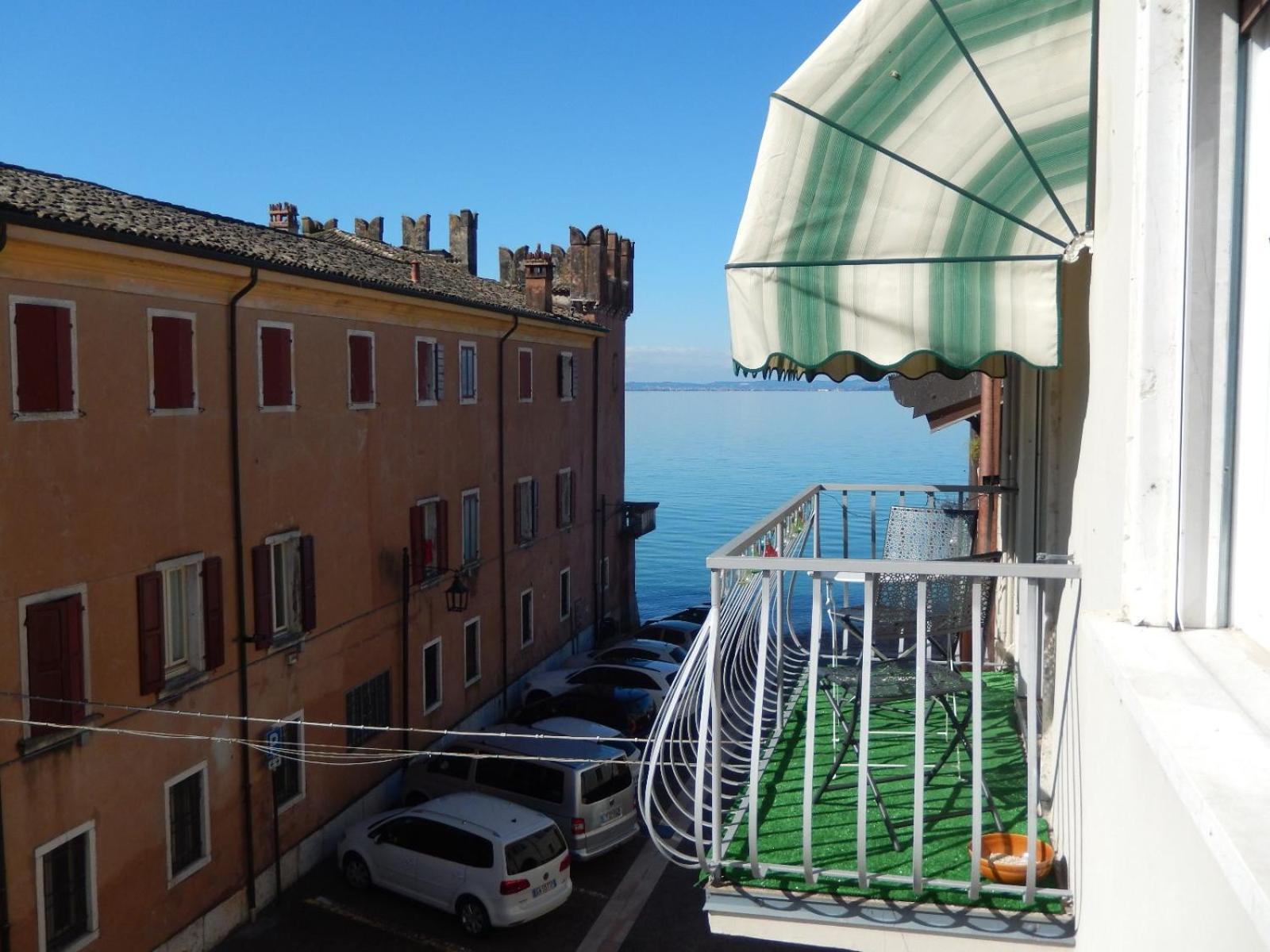 Appartamento Heidi In Centro Storico Lazise Exterior foto
